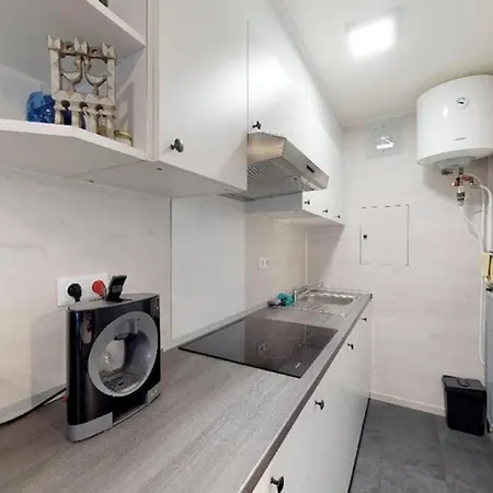 Met Zeezicht Op Heldenplein * 크노케-하이스트