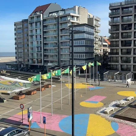 Met Zeezicht Op Heldenplein * 크노케-하이스트