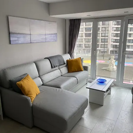 Met Zeezicht Op Heldenplein * 크노케-하이스트