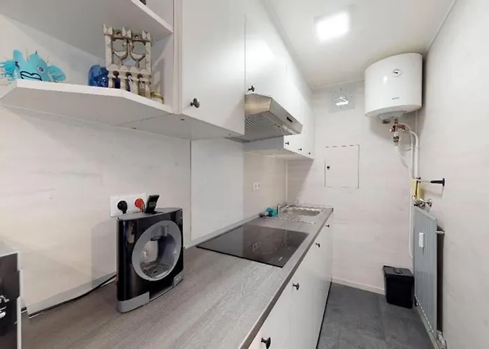 Met Zeezicht Op Heldenplein * 크노케-하이스트